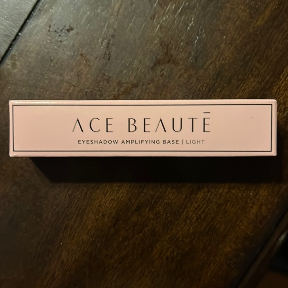 Eyeshadow amplifying base light